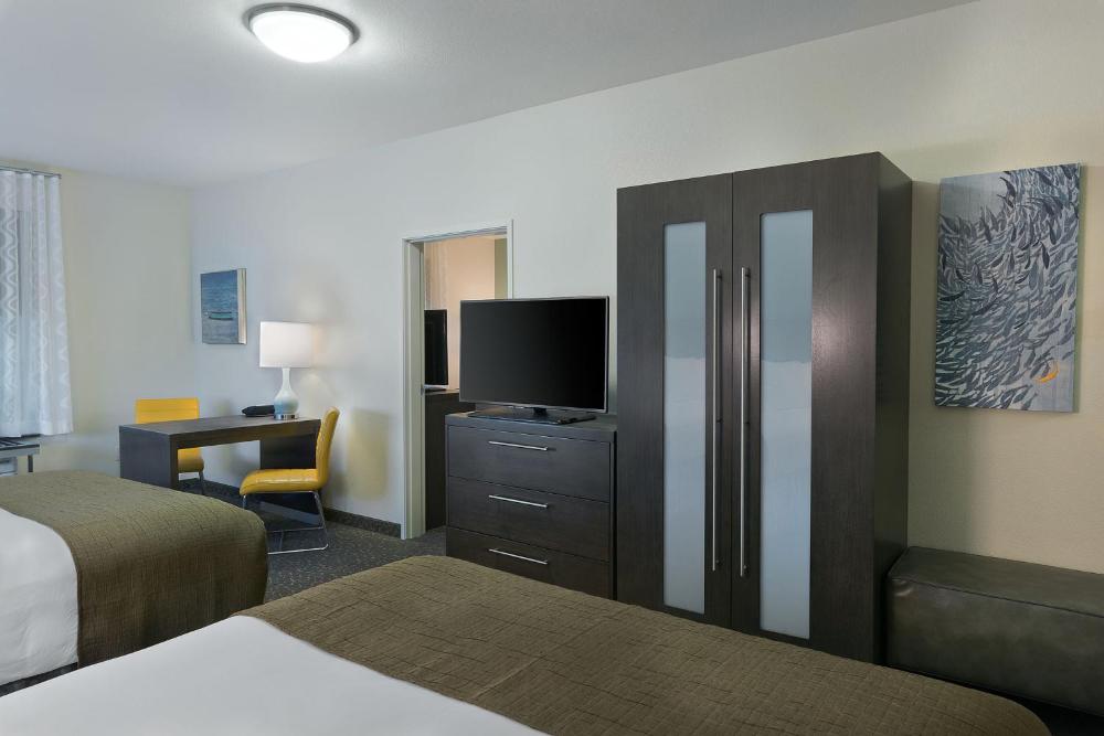 Two Room Family Suite 3 Queen 2 Bathroom interior